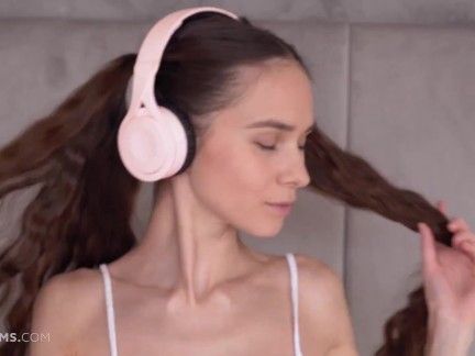 УЛЬТРАФИЛЬМЫ Красивая русская модель Леона Миа возбуждается, слушая музыку, а затем мастурбирует