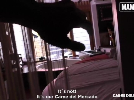 CARNE DEL MERCADO - Жопастая латинка Джулия Круз трахнута в киску двумя парнями