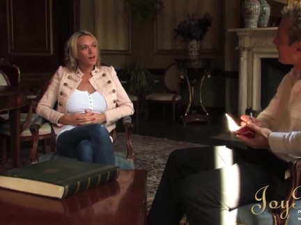 Возбужденная блондинка Пейдж Эшли делает своему интервьюеру горячий минет перед тем, как ее отшпилят