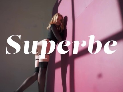 SUPERBE - Красивая девушка Анна Лиза идеальна для камеры, чтобы хвастаться