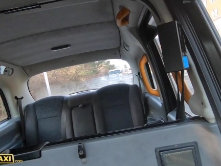 Fake Taxi сексуальная европейская красотка делает минет таксисту в видео от первого лица