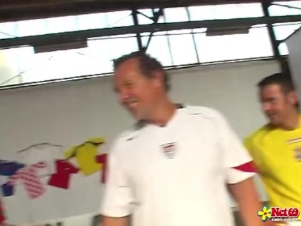 Net69 - футбольная команда устроила гэнгбэнг с сексуальной блондинкой-голландской крошкой