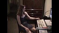 Жена сквиртует после секс-интервью под юбкой в ​​любительском видео