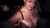 Грудастая порнозвезда Кристал Свифт ПУБЛИЧНАЯ гэнгбэнг-оргия с парнями в машинах